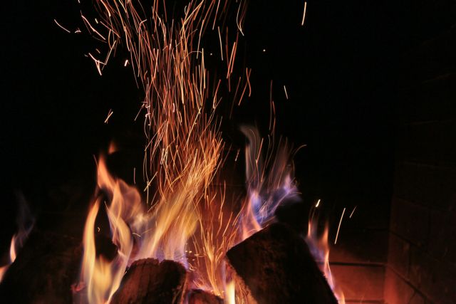 Περιορισμό της άσκοπης χρήσης τζακιών συνιστούν υπουργείο Υγείας, ΥΠΕΚΑ