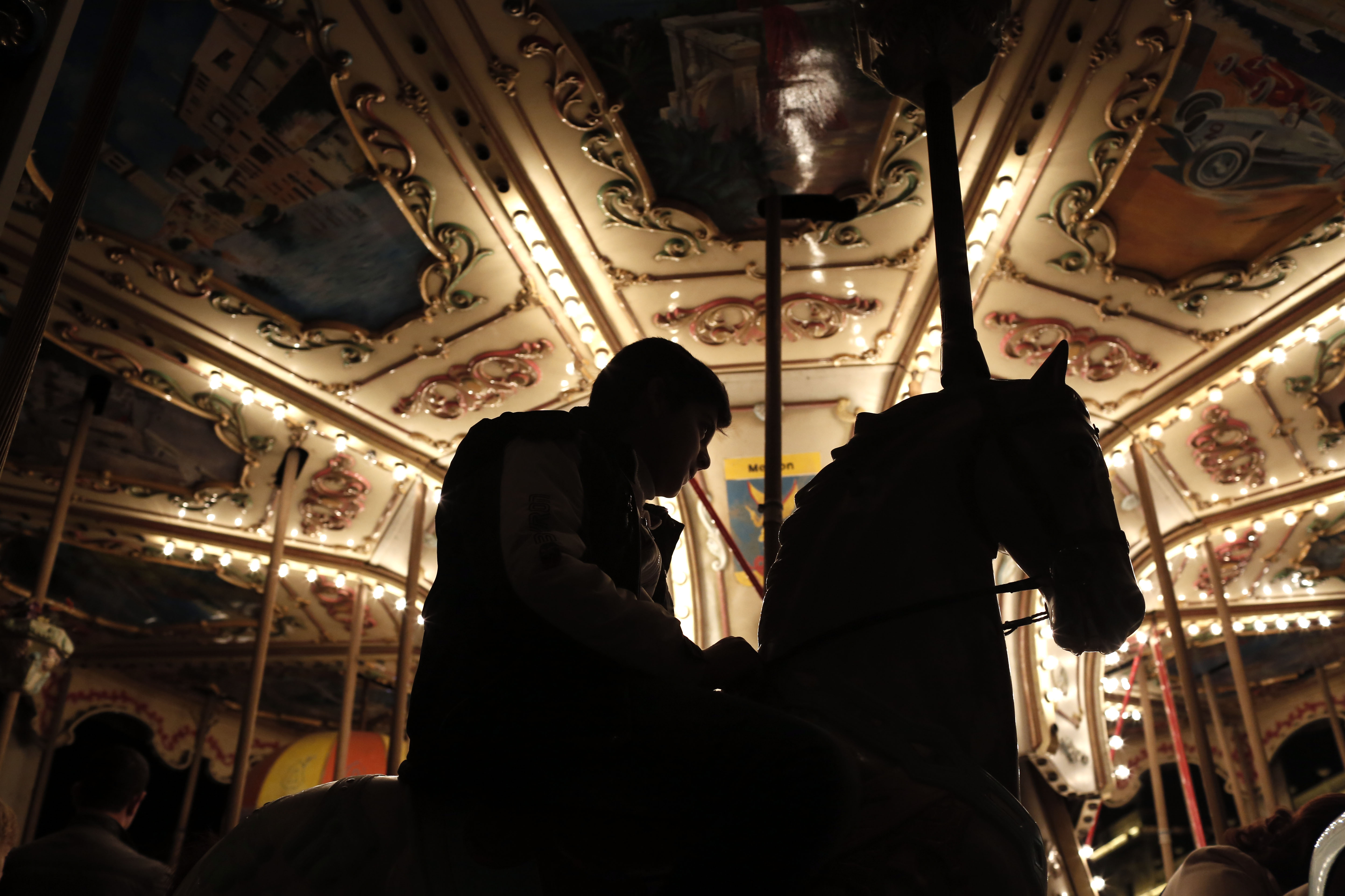 Ο πλανήτης φορά τα γιορτινά του για τα Χριστούγεννα