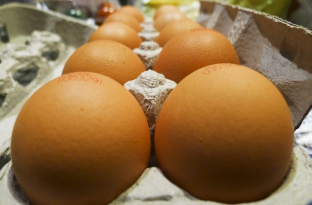 Κινέζος γιορτάζει τα Χριστούγεννα τρώγοντας 160 αβγά