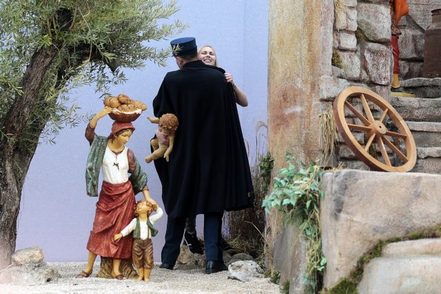 Ακτιβίστρια της Femen άρπαξε το Θείο Βρέφος από τη φάτνη του Βατικανού