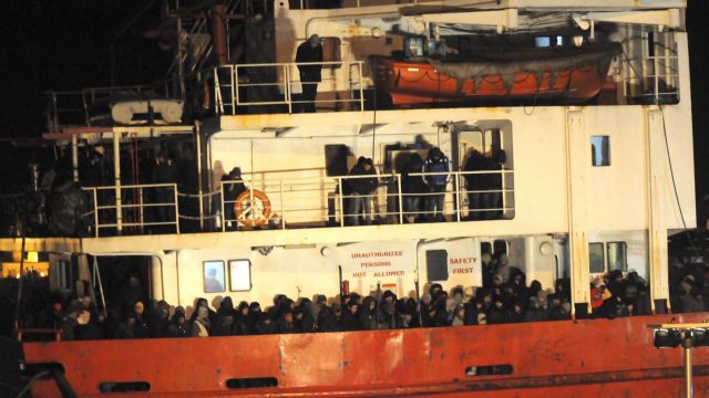 Νέο πλοίο με περίπου 450 μετανάστες προσεγγίζει την Ιταλία