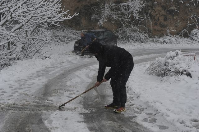 Χιόνι και παγετός στους δρόμους: Πού διακόπηκε η κυκλοφορία, πού χρειάζονται αλυσίδες