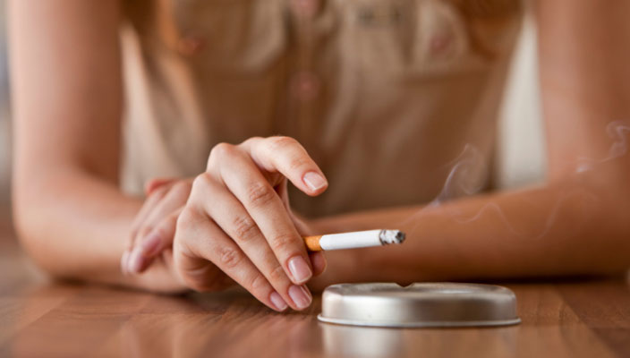 Πιο δύσκολο για τις γυναίκες να κόψουν το τσιγάρο λόγω περιόδου