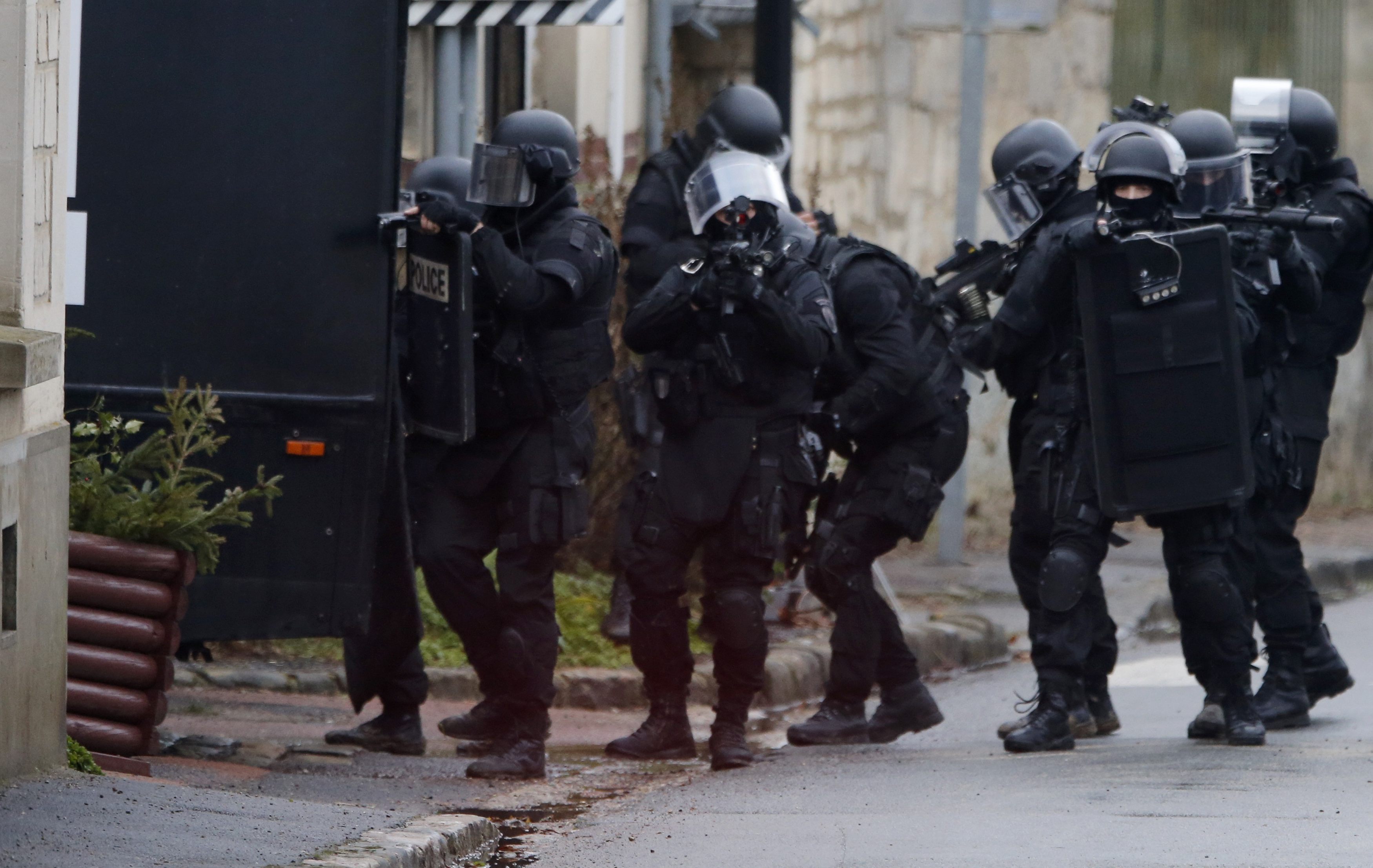Οι γαλλικές Αρχές στο κυνήγι των δραστών της επίθεσης στο Charlie Hebdo