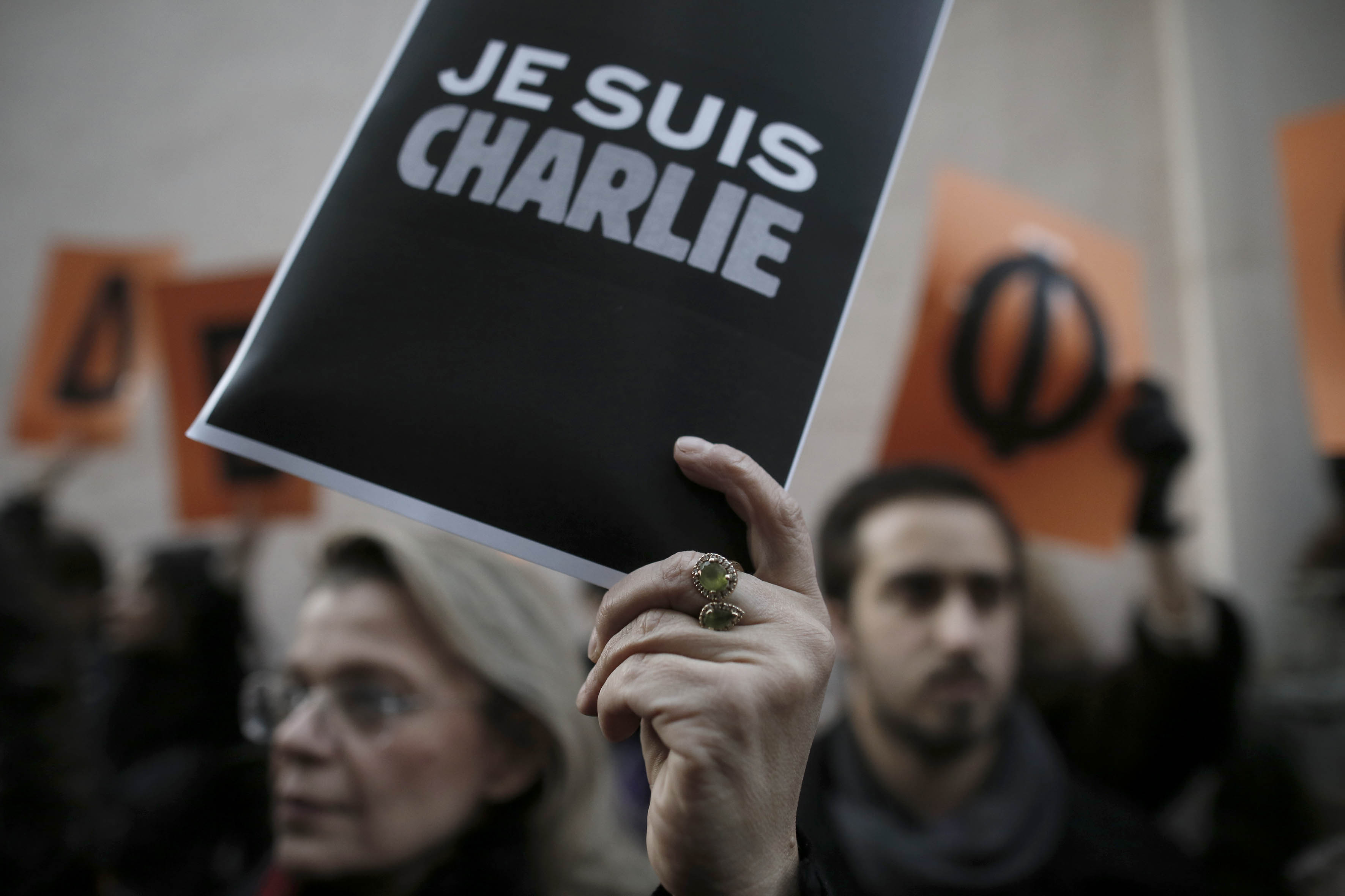 «Je suis Charlie» φώναξε πλήθος κόσμου σε Αθήνα και Θεσσαλονίκη