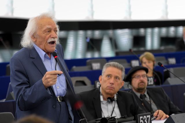 Μ.Γλέζος: Παραμένω στο Ευρωπαϊκό Κοινοβούλιο