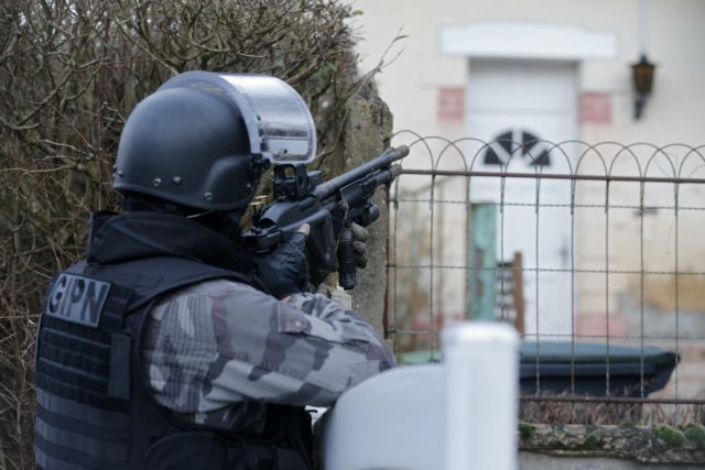 Συνεχίζεται το ανθρωποκυνηγητό στο Παρίσι, νέα στοιχεία για τους δράστες