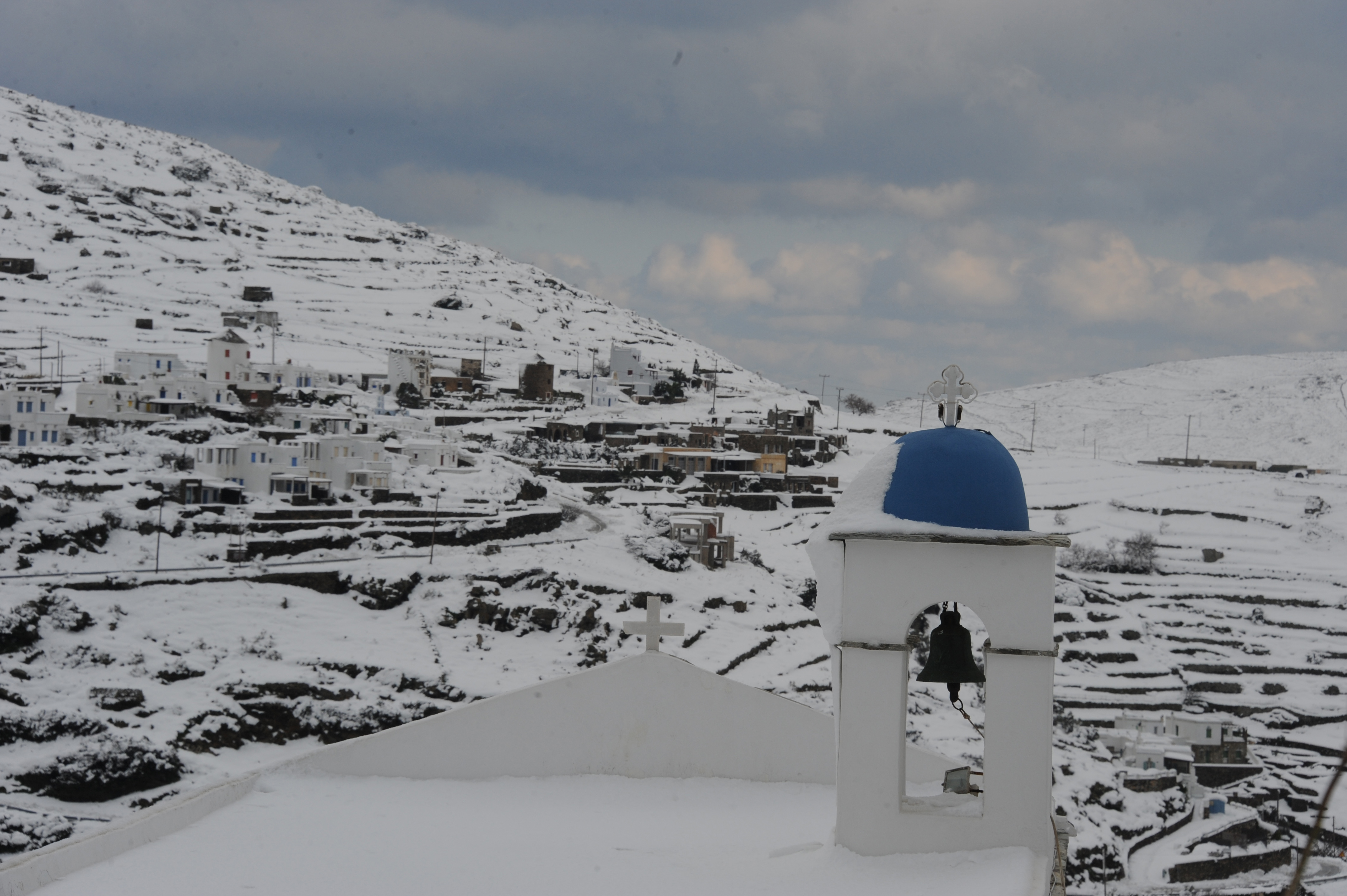 Αποκαθίσταται η ηλεκτροδότηση στην Τήνο, κλειστά σχολεία στη Β.Ελλάδα