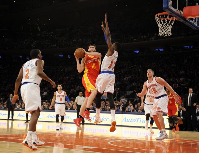 Άποντος ο «Παπ» στην 11η σερί νίκη του Χιούστον επί των Νικς