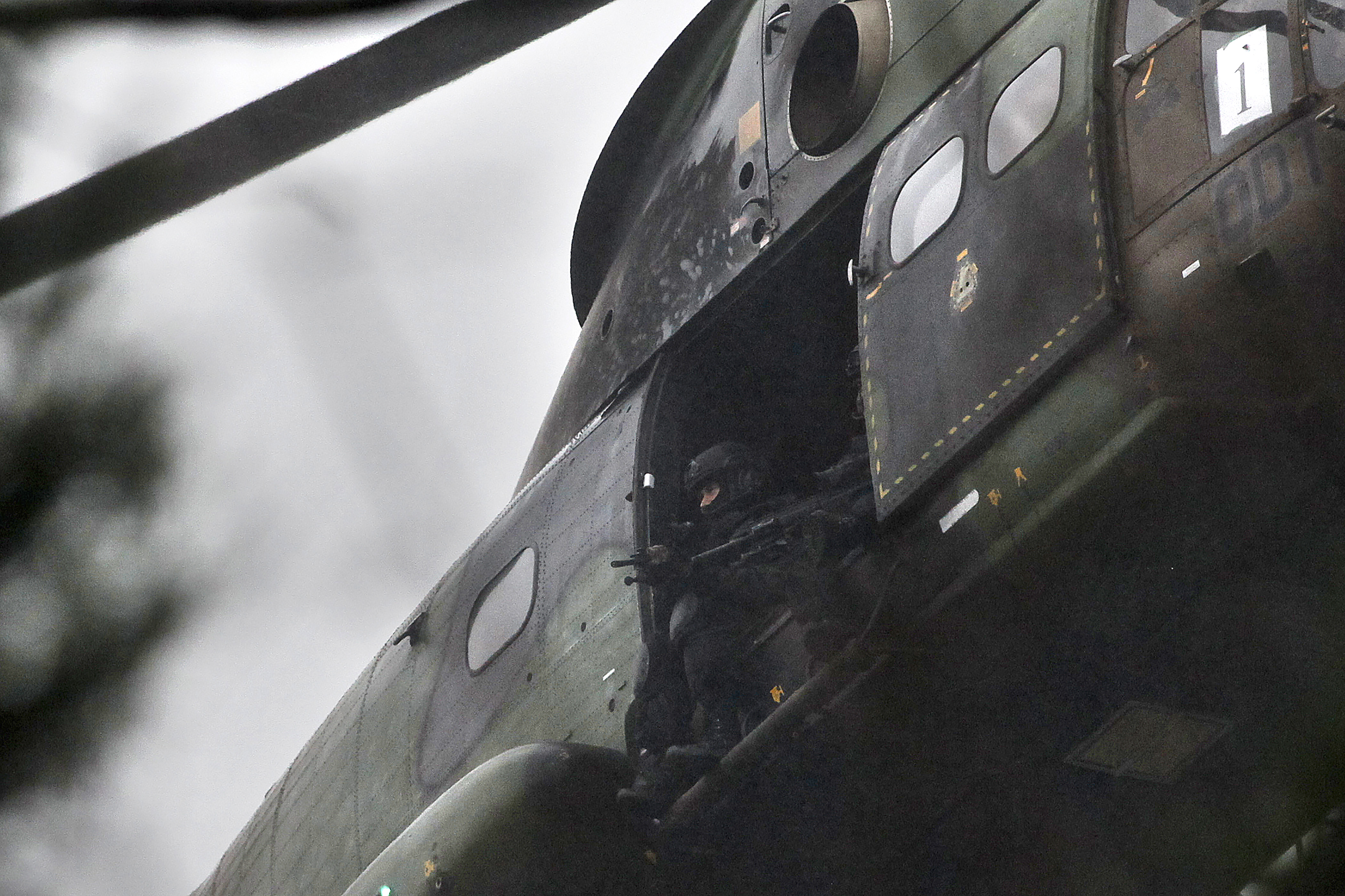 Περικυκλωμένοι οι δράστες του μακελειού στο Charlie Hebdo, κρατούν όμηρο