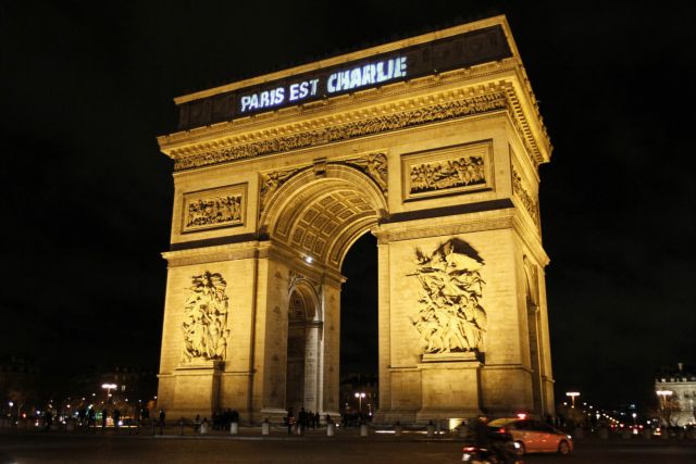 Je Suis Charlie: Για τρίτη νύχτα ο πλανήτης φώναξε κατά της βίας