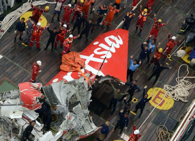AirAsia: Τμήμα της ουράς του αεροσκάφους ανασύρθηκε στην επιφάνεια