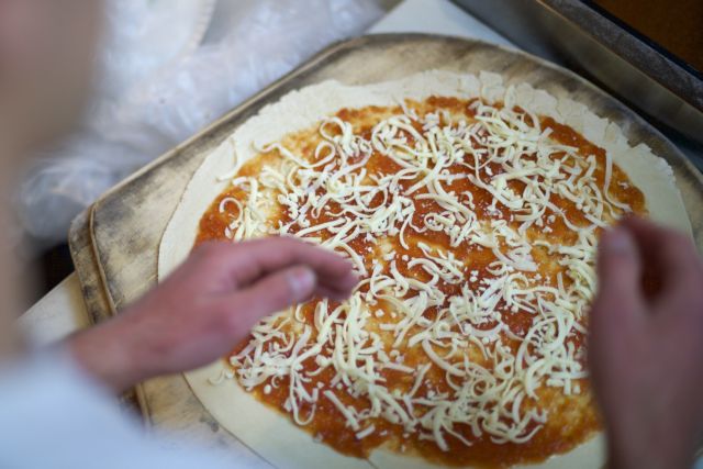 Λαθρεμπόριο… πίτσας τέλος στην Ελβετία, τα ντελίβερι στο τελωνείο