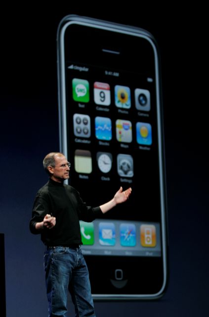 Οκτώ χρόνια μετά το iPhone, τα βλέμματα στραμμένα και πάλι στην Apple