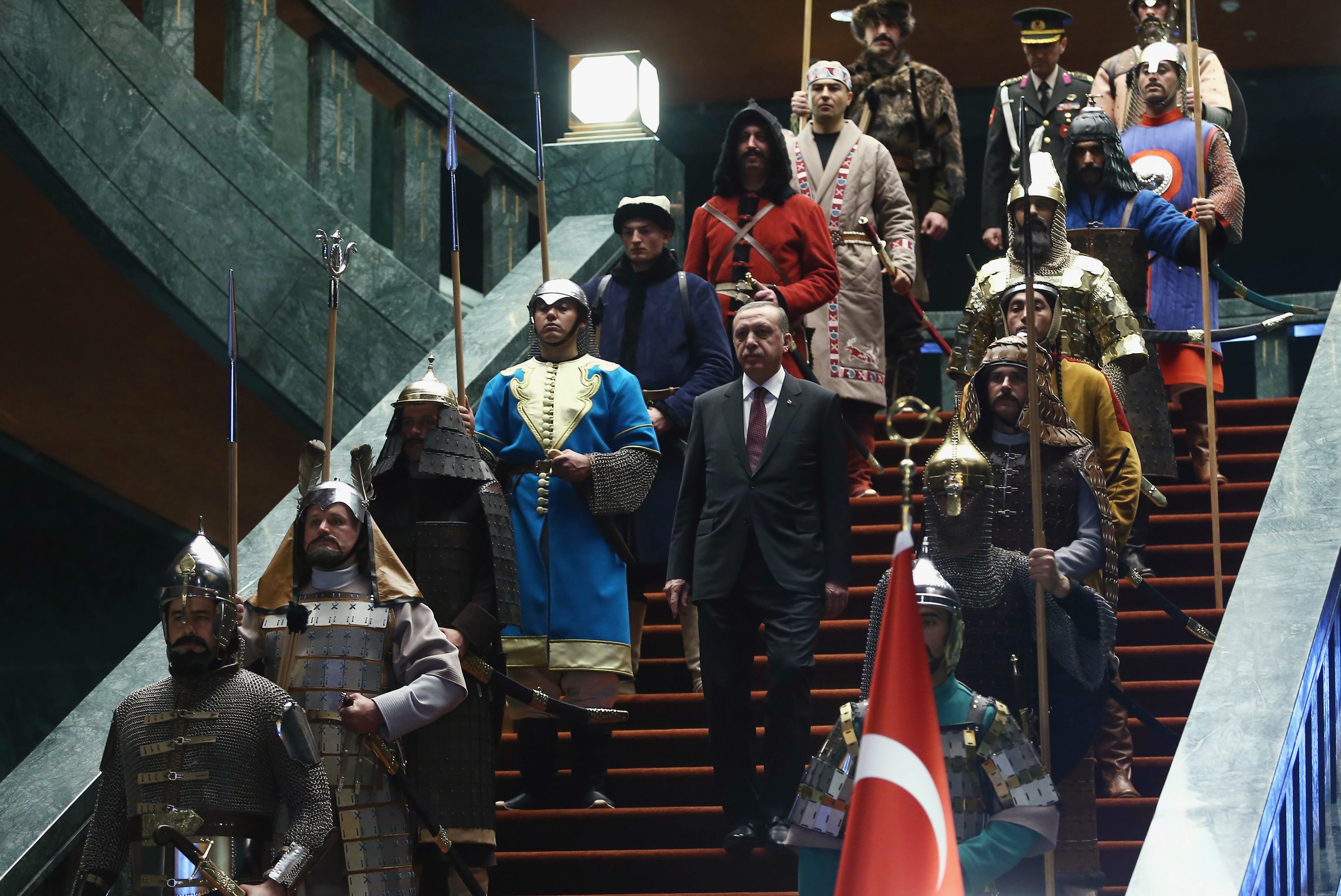 Σαν στρατιωτάκια Playmobil η νέα «αυτοκρατορική» φρουρά του Ερντογάν