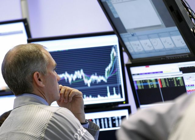 Σημαντική αποκλιμάκωση καταγράφουν οι αποδόσεις των ελληνικών ομoλόγων