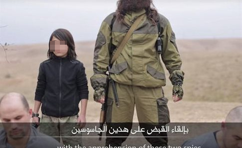 Σοκάρει το βίντεο που δείχνει 12χρονο παιδί να εκτελεί ομήρους