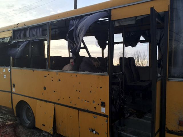 Αιματηρή επίθεση σε λεωφορείο απειλεί την ουκρανική εκεχειρία