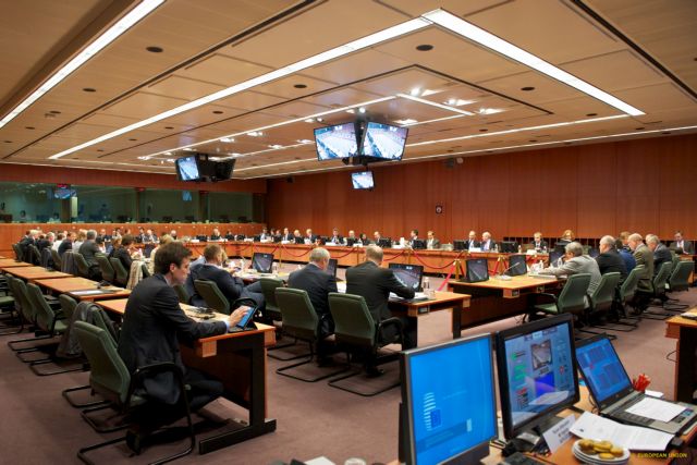 WSJ: Οι πολιτικοί καθιστούν προβληματικό το ελληνικό χρέος