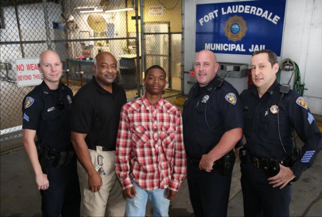 Έφηβος με χειροπέδες σώζει τη ζωή αστυνομικού στη Φλόριντα