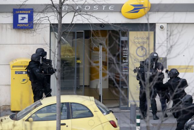 Συνελήφθη ο δράστης της ομηρείας σε ταχυδρομείο στα προάστια του Παρισιού