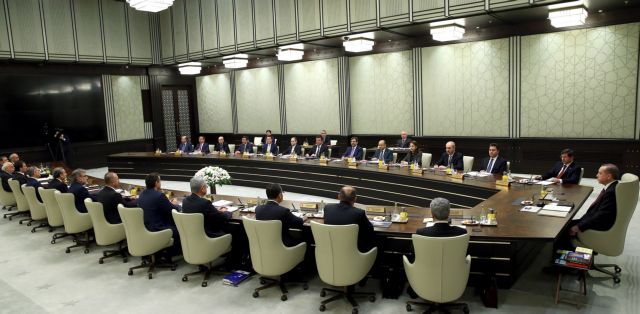 «Πασάς» στο υπουργικό συμβούλιο ο Ερντογάν και στο πλάι ο Νταβούτογλου