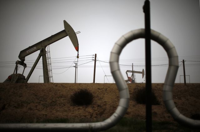 Κάτω από τα 49 δολάρια το πετρέλαιο μετά τις προβλέψεις του ΔΝΤ