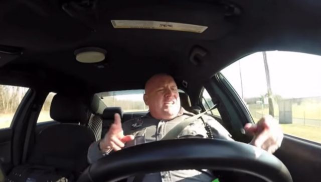 Όταν ο αστυνομικός τραγουδά σε περιπολία, το βίντεο γίνεται viral