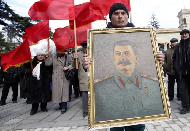 Περισσότεροι από τους μισούς Ρώσους πιστεύουν στον θετικό ρόλο του Στάλιν