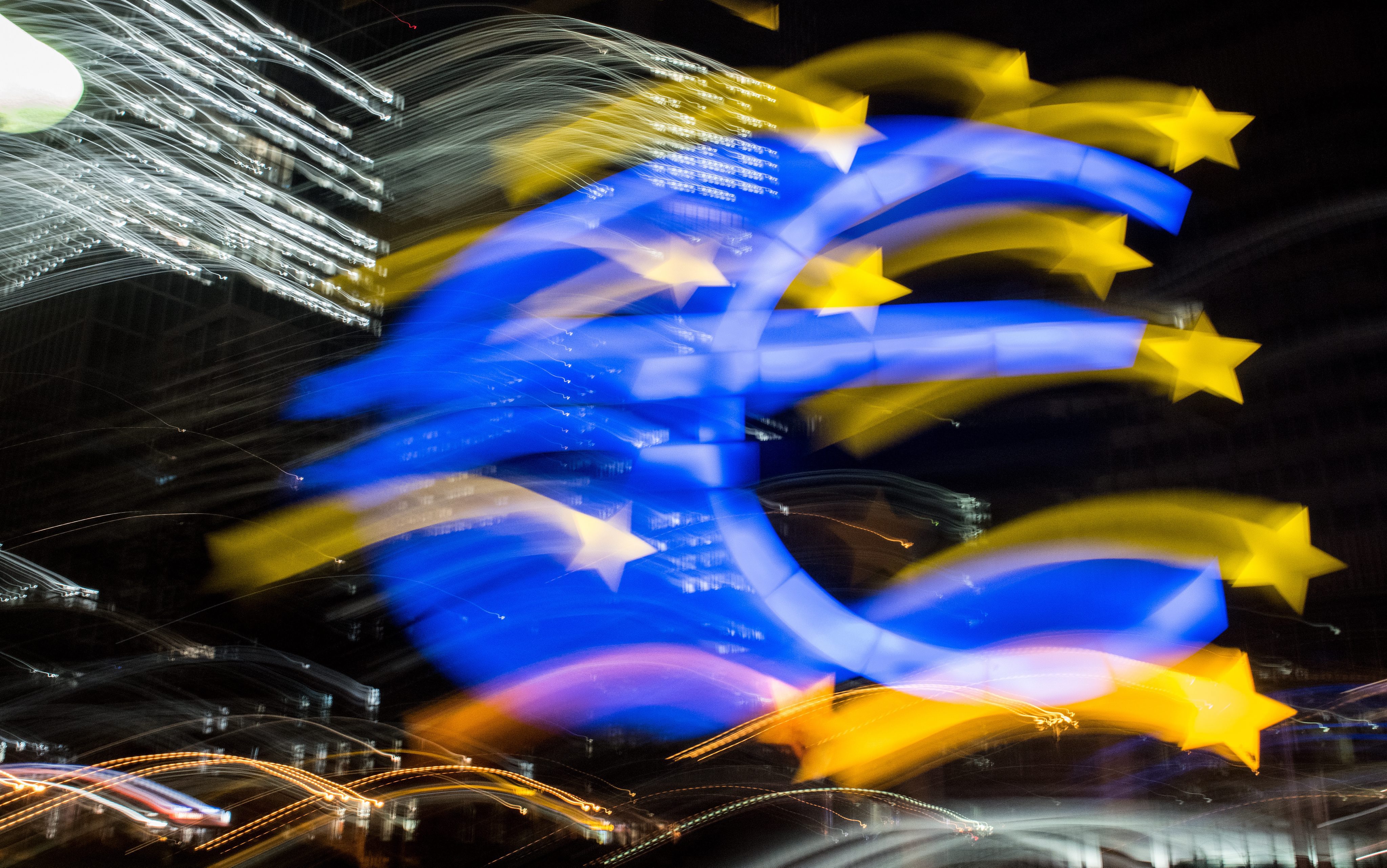 Αγορές ομολογών 50 δισ. ευρώ τον μήνα έως το 2016 εξετάζει η ΕΚΤ