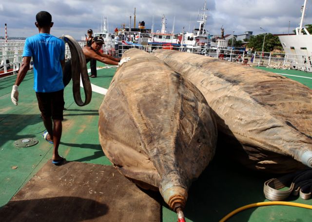 AirAsia: Επιχείρηση ανάσυρσης της ατράκτου του αεροσκάφους