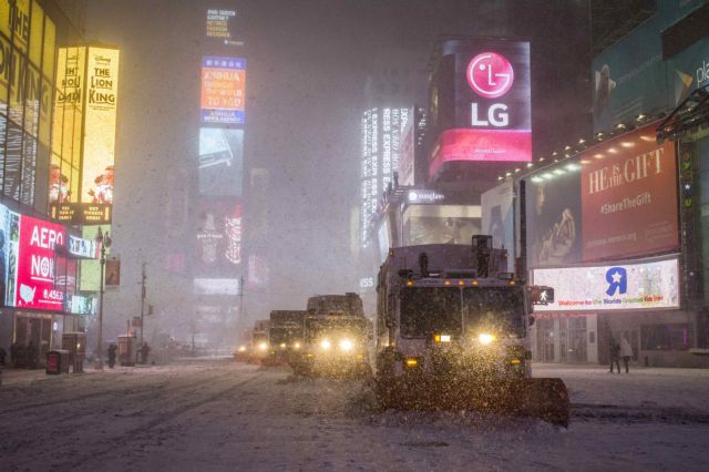Πόλη-φάντασμα εξαιτίας χιονοθύελλας η Νέα Υόρκη, απέφυγε τα χειρότερα