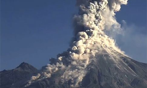 Θεαματικά βίντεο από αλλεπάλληλες ηφαιστειακές εκρήξεις στο Μεξικό