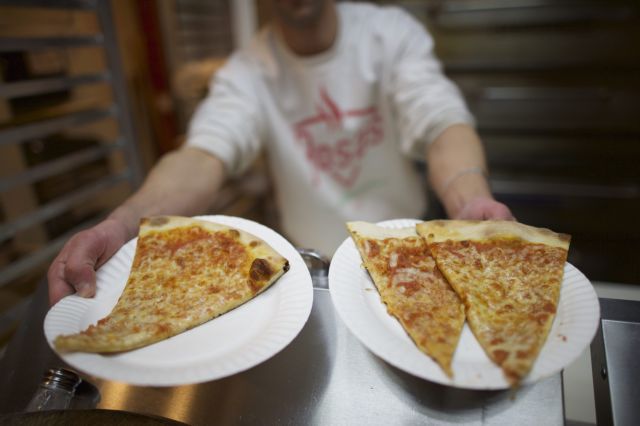 Πλήρωσαν 98 ευρώ για πίτσα που έρχεται από 2.400 χιλιόμετρα μακριά