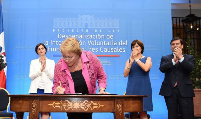 Νομοσχέδιο που αποποινικοποιεί τις αμβλώσεις προωθεί η πρόεδρος της Χιλής
