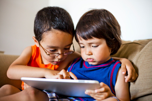Σε ελλιπή παιδική ανάπτυξη συντελεί η χρήση των tablets και smartphones