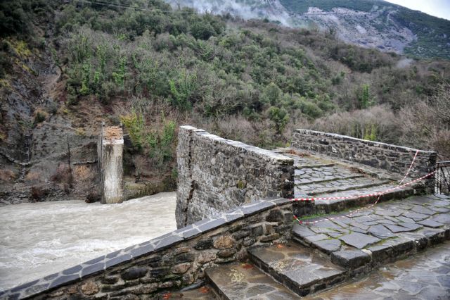 Άμεσα αναμένεται να ξεκινήσει η αναστήλωση του γεφυριού της Πλάκας