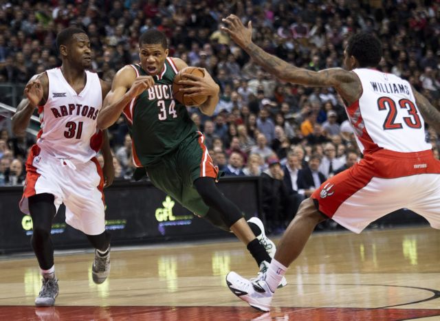 Σούπερ Αντετοκούνμπο έκανε νταμπλ νταμπλ στη νίκη των Μπακς επί των Ράπτορς