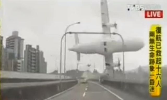 Τουλάχιστον 22 νεκροί σε πτώση αεροπλάνου σε ποταμό στην Ταϊβάν