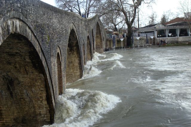 Το Γεφύρι της Αρτας δεν υπέστη ζημιές από τις πλημμύρες