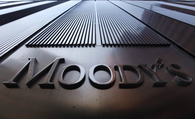 Υποβάθμιση των ελληνικών τραπεζών από τη Moody’s