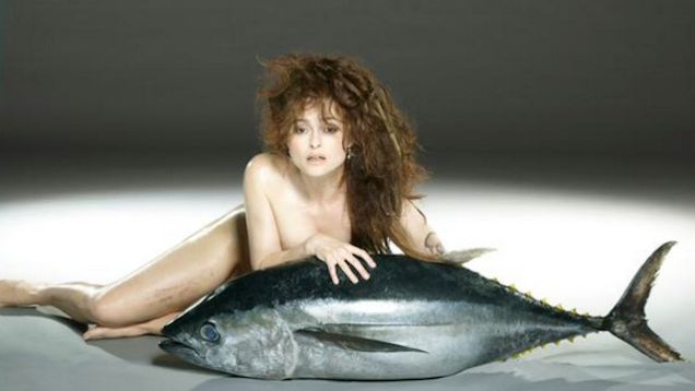 Η Έλενα Μπόναμ Κάρτερ φωτογραφίζεται γυμνή με ένα ψάρι