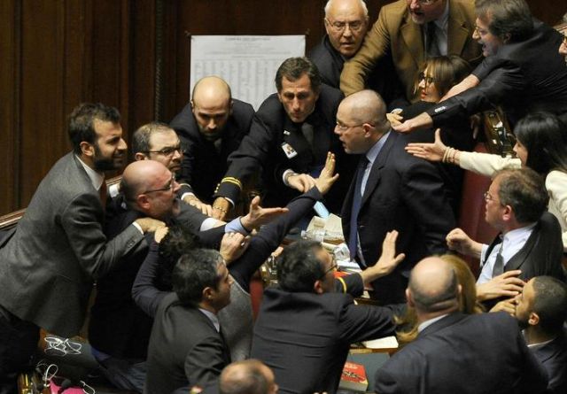 Ρωμαϊκή αρένα η ιταλική Βουλή, μπουνιές στη συζήτηση θεσμικών αλλαγών