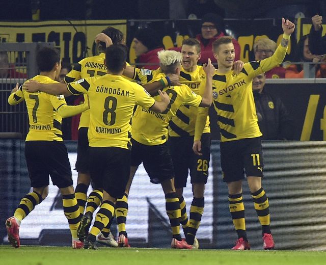 Νίκη ανάσα της Ντόρμουντ που ξεφεύγει από την ουρά