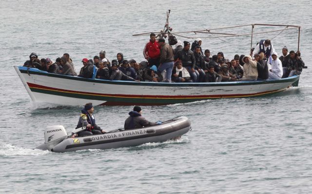 Δώδεκα πλοιάρια με μετανάστες εντοπίστηκαν ανοιχτά της Λαμπεντούζα