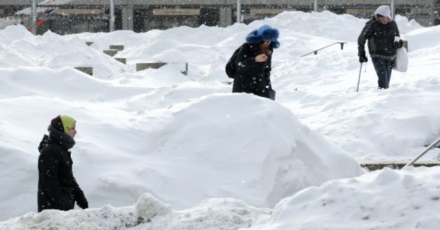 Δήμαρχος ζητά από τον κόσμο να μην πηδά από τα παράθυρα στο χιόνι