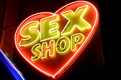 Τι παγίδες κρύβουν τα sex shops για την ερωτική σας ζωή;