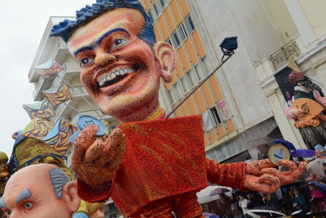 Η βροχή δεν πτόησε τους χιλιάδες καρναβαλιστές της Πάτρας