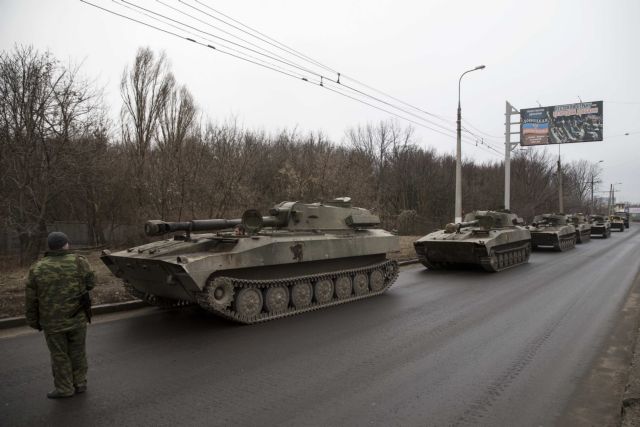 Ο ουκρανικός στρατός αποσύρει τα βαρέα όπλα