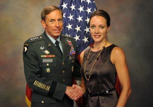 «Αμέλεια» η διαρροή εγγράφων στην ερωμένη του πρώην αρχηγού της CIA